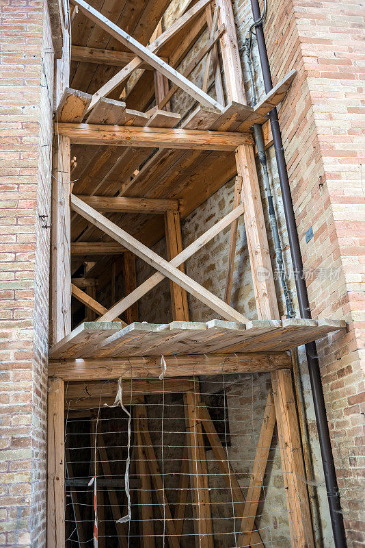 意大利建筑，马尔凯:San Ginesio地震损坏建筑的结构支撑框架
